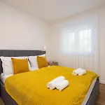 Lovely Apartment In Zadar With Wifi *